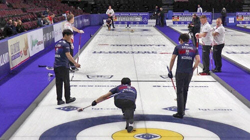 남자 컬링 대표팀 경북체육회의 세계선수권 경기 장면. <대한컬링연맹 제공>